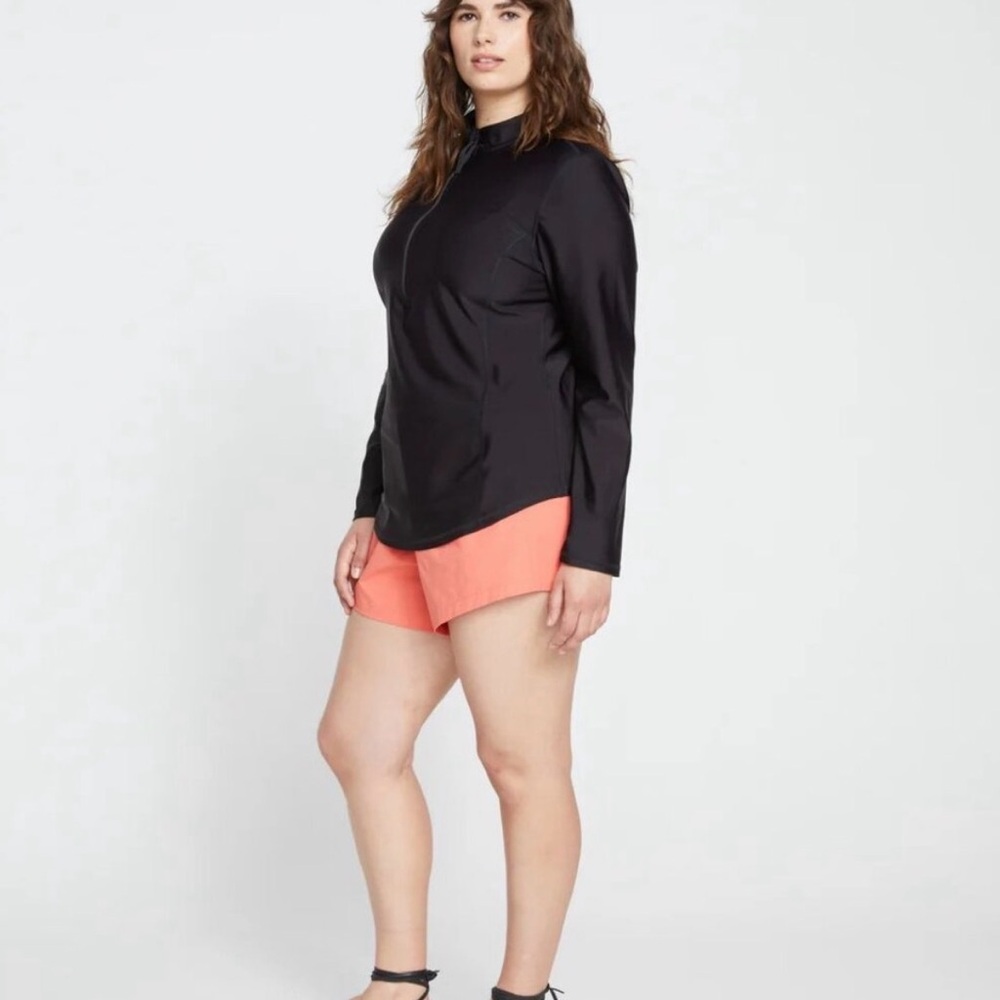 Universal Standard The Rashguard - Picture 2 of 9